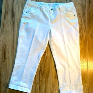 SIMPLY VERA- White Straight Denim Capri